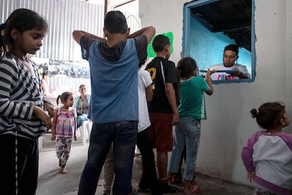 Niños migrantes haciendo cola para desayunar en un refugio infantil de Tijuana el pasado 20 de junio.