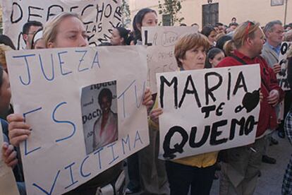 Un momento de la manifestación celebrada en Alzira como protesta por las últimas muertes.