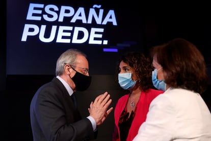 La vicepresidenta primera del Gobierno, Carmen Calvo (derecha), y la ministra de Hacienda, María Jesús Montero, conversan con el presidente de ACS, Florentino Pérez, tras la conferencia de Pedro Sánchez 'España puede. Recuperación, Transformación, Resiliencia'.