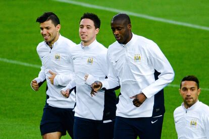 Aguero, Nasri y Yaya Touré calentando durante el entrenamiento previo al encuentro de vuelta de octavos de final de la Liga de Campeones.