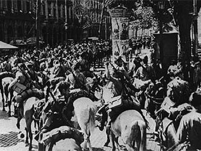 Caballería republicana partiendo hacia el frente de Madrid.