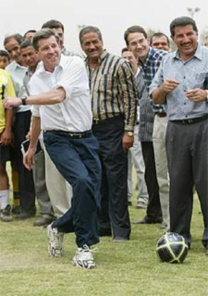 El administrador de Irak chuta una pelota en un club de fútbol en Bagdad.
