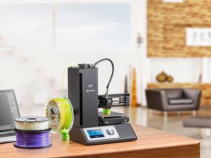 La Monoprice Select Mini 3D es la impresora 3d más vendida en el mundo, y no hay que indagar demasiado para conocer por qué. Primero porque viene montada y calibrada de fábrica, segundo porque es muy compacta, con una superficie de impresión de 12cmx12cmx12cm. Y porque además puede utilizar filamento de multitud de acabados, por lo que la compatibilidad es máxima. Y para rematar, un precio inferior a los 200 euros hacen de ella una impresora muy atractiva.