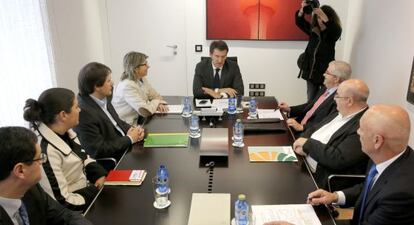 Feijóo, en la cabecera de la mesa, ayer durante la reunión con los sindicatos agrarios.