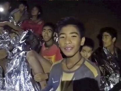 Imagen de un vídeo de la Armada tailandesa muestra grupo de niños atrapados. 