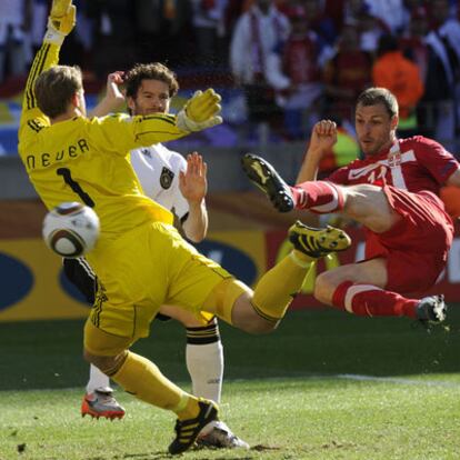 Jovanovic remata en postura acrobática, bate a Neuer y logra el gol del triunfo de Serbia sobre Alemania.