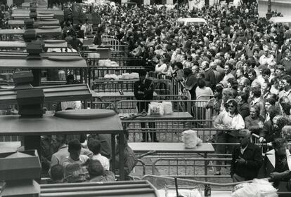 El público aguarda pacientemente en las colas para probar el cocido gigante madrileño en la plaza Mayor de Madrid, en 1988. El cocido, cocinado y servido por cocineros del Ejército, figura en el libro Guiness como el mayor del mundo, con 12.000 cubiertos gratis.