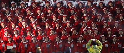 O coral da Coreia do Norte no estádio olímpico de PyeongChang momentos antes da cerimônia de inauguração dos Jogos Olímpicos de Inverno.