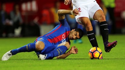 El jugador Luis Suárez por los suelos.