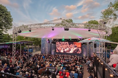 El público sigue gratuitamente el pasado miércoles la interpretación de la Sexta Sinfonía de Mahler en el pabellón instalado en el Vondelpark.