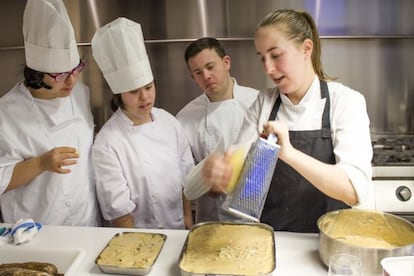 Iria Espinosa, jefa de cocina de Árbore, con sus alumnos