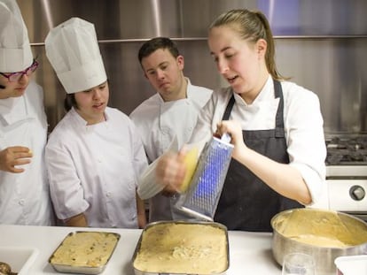 Iria Espinosa, jefa de cocina de Árbore, con sus alumnos