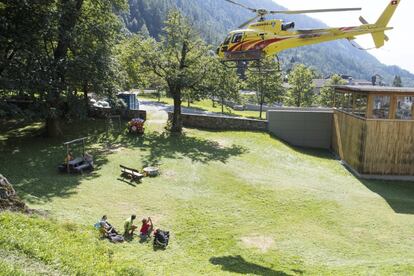 Un grupo de excursionistas se sienta tras haber sido evacuados en helicóptero de una montaña en Bondo (Suiza). Las autoridades suizas temen que haya hasta 14 personas desaparecidas tras un deslizamiento de rocas y lodo en la montaña de Piz Cengalo, en el cantón suizo de los Grisones, cerca de la frontera con Italia.