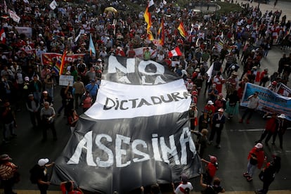Manifestantes exigen que se celebren elecciones presidenciales inmediatas en las calles de Lima, Perú, en julio de 2023.