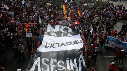 Manifestantes exigen que se celebren elecciones presidenciales inmediatas en las calles de Lima, Perú, en julio de 2023.