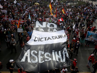 Manifestantes exigen que se celebren elecciones presidenciales inmediatas en las calles de Lima, Perú, en julio de 2023.