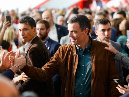 El presidente del Gobierno, Pedro Sánchez, antes de su intervención este domingo en la conferencia municipal del PSOE en Valencia.