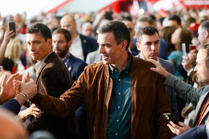 El presidente del Gobierno, Pedro Sánchez, antes de su intervención este domingo en la conferencia municipal del PSOE en Valencia.