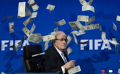 Blatter, rodeado de billetes falsos en julio de 2015.