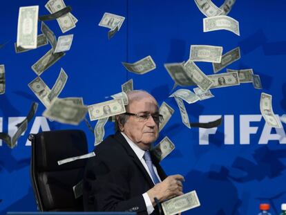 Blatter, rodeado de billetes falsos en julio de 2015.