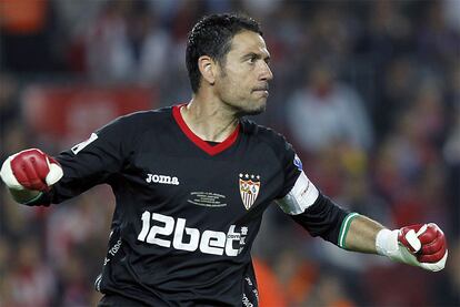 El portero del Sevilla celebra en solitario el primer gol de su equipo.