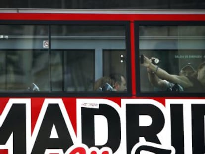 Un autobús turístico de Madrid pasea con pocos turistas a bordo.