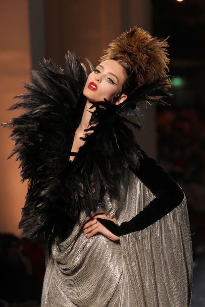 El diseñador francés estrena socios, ya que desde el mes de abril PUIG posee una porción mayoritaria de la compañía. El grupo catalán le compró su participación a Hermès en un movimiento que consolida la apuesta por la moda. Jean Paul Gaultier es la única firma de las que controla (Carolina Herrera, Paco Rabanne y Nina Ricci) que sigue haciendo alta costura. El terreno en el que la fantasía de Gaultier sigue dando mejores resultados. Esta colección estaba muy libremente inspirada por el ballet. Los zapatos de tacón invisible, por ejemplo, simulaban una bailarina de punta.
