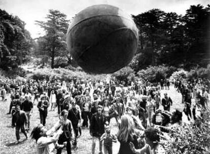 Jóvenes <i>hippies</i> juegan con un balón pintado como un globo terráqueo durante una reunión en el Golden Gate Park de San Francisco el verano de 1967.