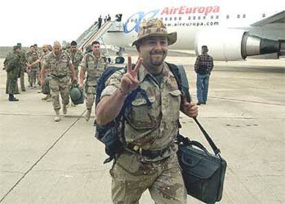 Uno de los soldados que ha permanecido los últimos cuatro meses en Irak saluda a su llegada ayer a Valladolid.