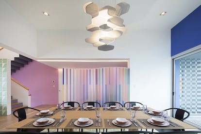 Preside el comedor principal un biombo de colores de Moneo Brock. La mesa es de Víctor Carrasco; las sillas, de Bouroullec; y la vajilla de artesanía mexicana y la lámpara, de Ross Lovegrove