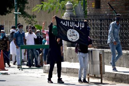 Manifestantes de Cachemira con la bandera del ISIS. 