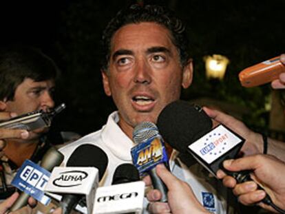 Christos Tsekos, el entrenador de Kenteris y Thanou, asediado por los micrófonos.