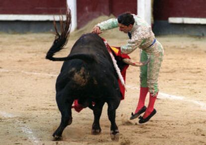 Fernando Robleño entra a matar al sexto de la tarde.