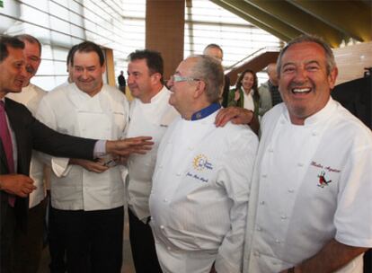 Algunos de los cocineros que impulsan el centro: Karlos Arguiñano, Juan Mari Arzak, Martín Berasategui, Hilario Arbelaitz y Pedro Subijana, junto al investigador del CSIC Carlos Martínez.