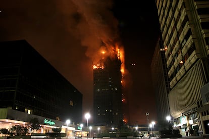 <b>12 de febrero de 2005</b>. La parte superior del edificio Windsor de Madrid se derrumbó por el efecto destructor del fuego.