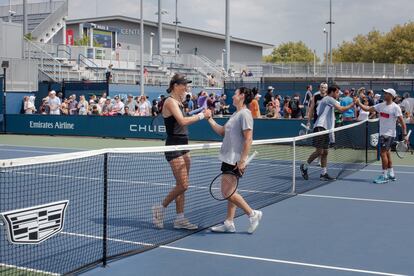 Jabeur se saluda con la bielorrusa Victoria Azarenka tras pelotear en una de las pistas del complejo Billie Jean King National Tennis Center. 