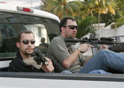 Miembros de las fuerzas especiales de EE UU protegen un convoy que es evacuado a la República Dominicana.