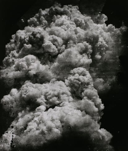 'The Mushroom Cloud - Less than twenty minutes after the explosion (1)' (El hongo nuclear - Menos de 20 minutos después de la explosión, 1945) Cortesía del Museo Metropolitano de Fotografía de Tokyo, Japón.