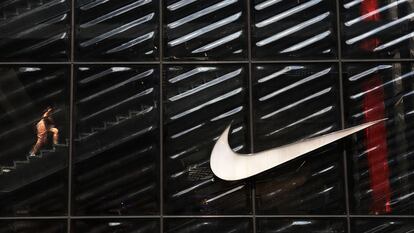 Una mujer camina por la Casa de la Innovación de Nike, en la Quinta Avenida de Nueva York.