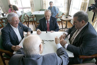 En una imagen de tranquilidad poco común en una jornada electoral, el candidato del PP, Manuel Fraga, se ha ido a jugar una partida de dominó en su localidad natal de Vilalba (Lugo) tras depositar su papeleta. Después, se ha trasladado a la sede de su partido en Santiago de Compostela para seguir el escrutinio.