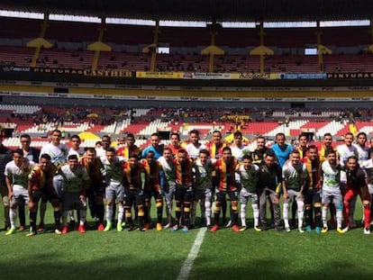 Los jugadores de Leones Negros y Juárez durante una protesta.