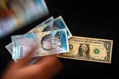 Un bolívar venezolano y un dólar.