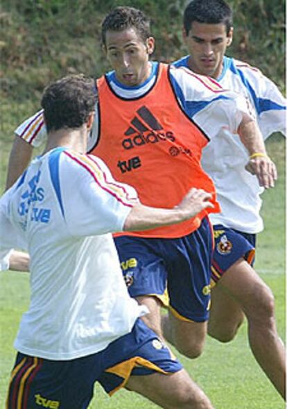 Tamudo intenta escaparse con el balón en el ensayo de ayer.