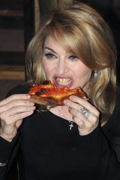 Madonna no dudó en sentarse a comer una pizza para el programa de David Letterman. La cantante acudió con un equipo de grabación a un restaurante italiano en Nueva York en septiembre de 2009.