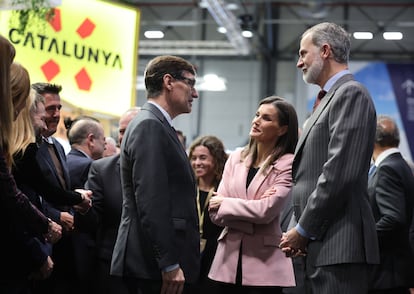 Salvador Illa con los reyes de España en el pabellón de Cataluña en la inauguración de la 45º edición de Fitur.