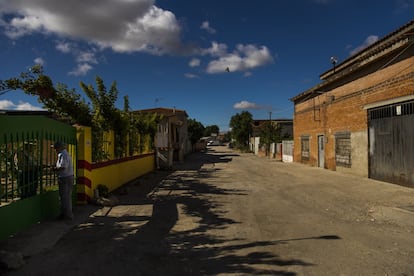 El camino ya empieza a ser de tierra en el sector 3.