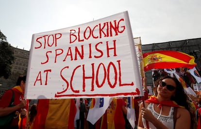 Pancarta contra la discriminación de la lengua española en los colegios.