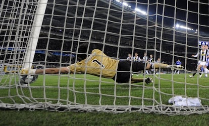 Buffon defende um chute de Drogba contra o Chelsea, pela Champions de 2009.