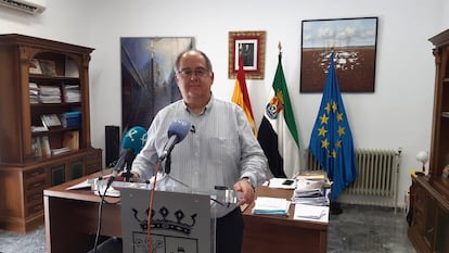 El alcalde de Zafra, Juan Carlos Fernández, en la rueda de prensa en la que anunció que desconvocaba el premio Dulce Chacón, el 8 de julio.