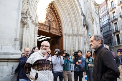 El obispo de Bilbao, Joseba Segura, (derecha) junto al presbítero Josu López Villalba, un sacerdote ya jubilado que sufrió abusos en el Seminario de Derio en 1954, en a catedral de Santiago en BIlbao.